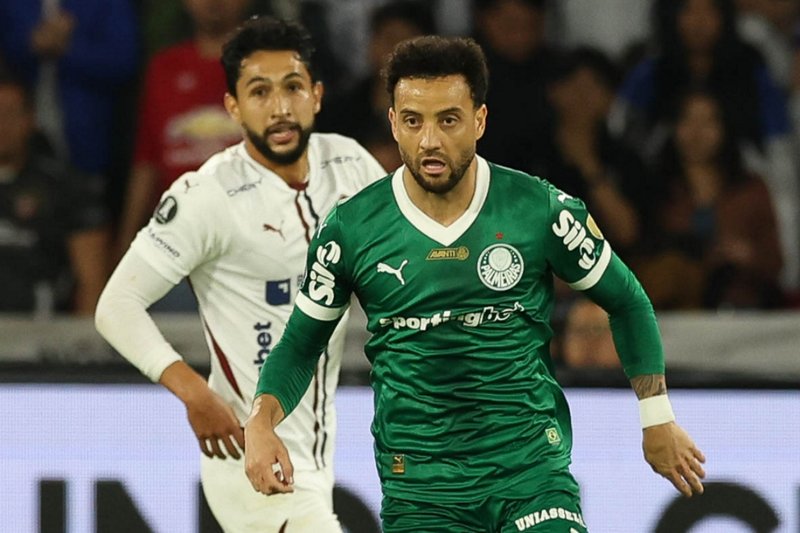 Felipe Anderson disputa a bola em Palmeiras x LDU