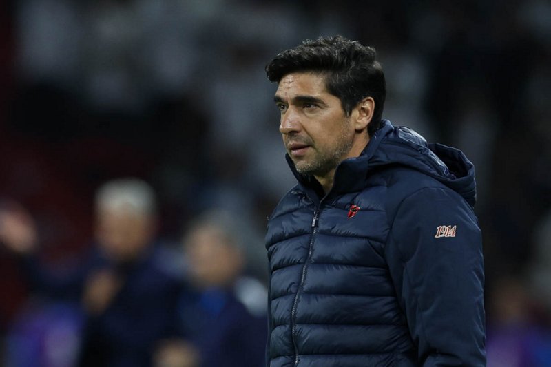 Abel Ferreira, técnico do Palmeiras, atento ao jogo