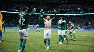 Raphael Veiga em comemoração de gol para o Palmeiras sobre a LDU