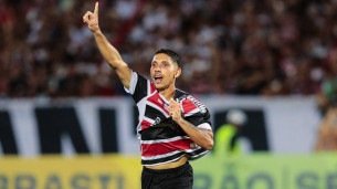 Geovany em comemoração de gol para o Santa Cruz na temporada 2025