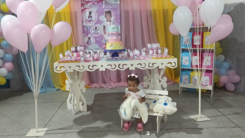 Inaldo e Fernanda contam que capricharam no aniversário de 1 ano de Esther, com o tema Chuva de bençãos