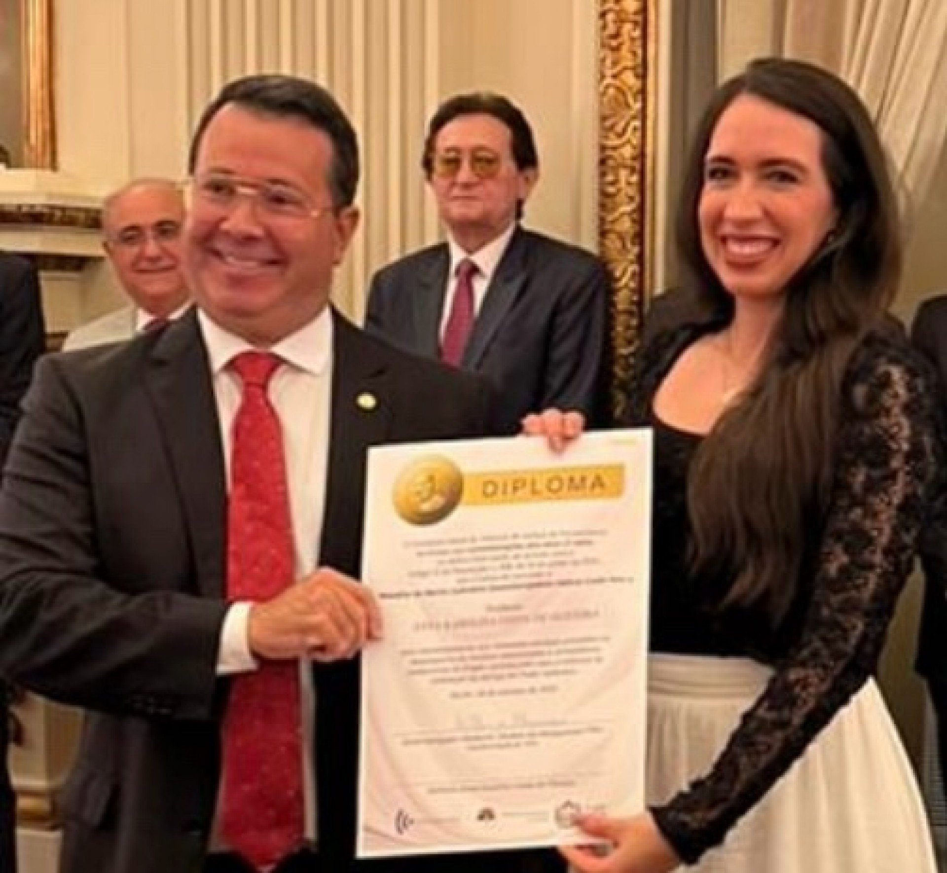 Anna Karolina Costa recebe do desembargador Waldemir Albuquerque Filho o diploma da Medalha do Mérito Judiciário Helena Caúla Reis Arquivo Pessoal