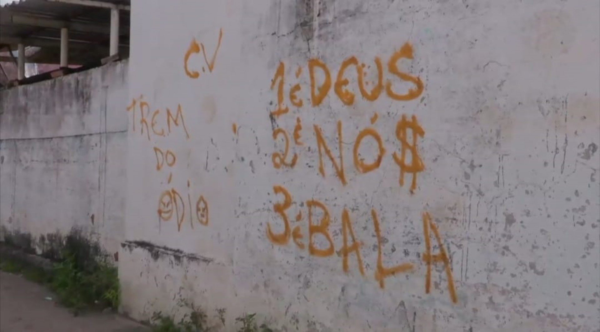 Pichações com iniciais do Comando Vermelho, nos últimos meses, preocuparam moradores de algumas localidades do Grande Recife TV JORNAL/REPRODUÇÃO