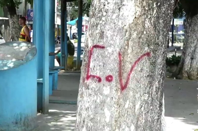 Pichações com iniciais do Comando Vermelho, nos últimos meses, preocuparam moradores de algumas localidades do Grande Recife