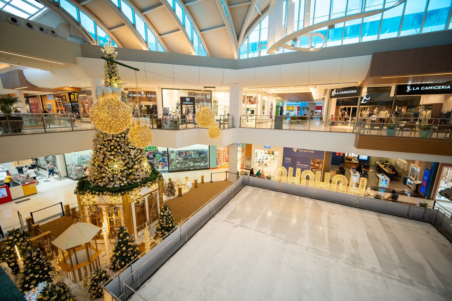 Clima do inverno inspira Natal do Tacaruna, que surpreende público com decoração sem vermelho