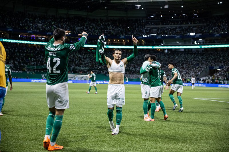 Raphael Veiga em comemoração de gol para o Palmeiras sobre a LDU