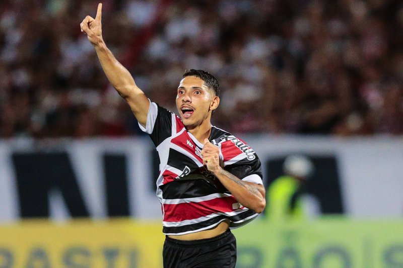 Geovany em comemoração de gol para o Santa Cruz na temporada 2025