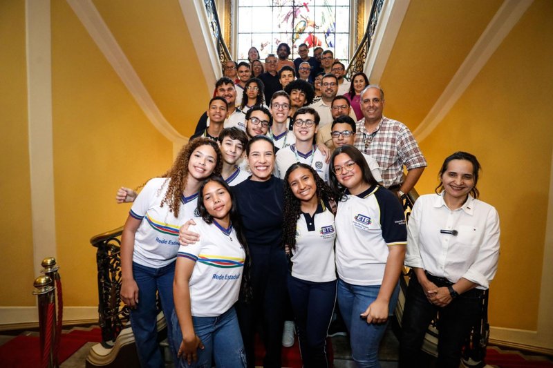 Imagem de estudantes e professores da Rede Estadual recebidos pela Governadora Raquel Lyra