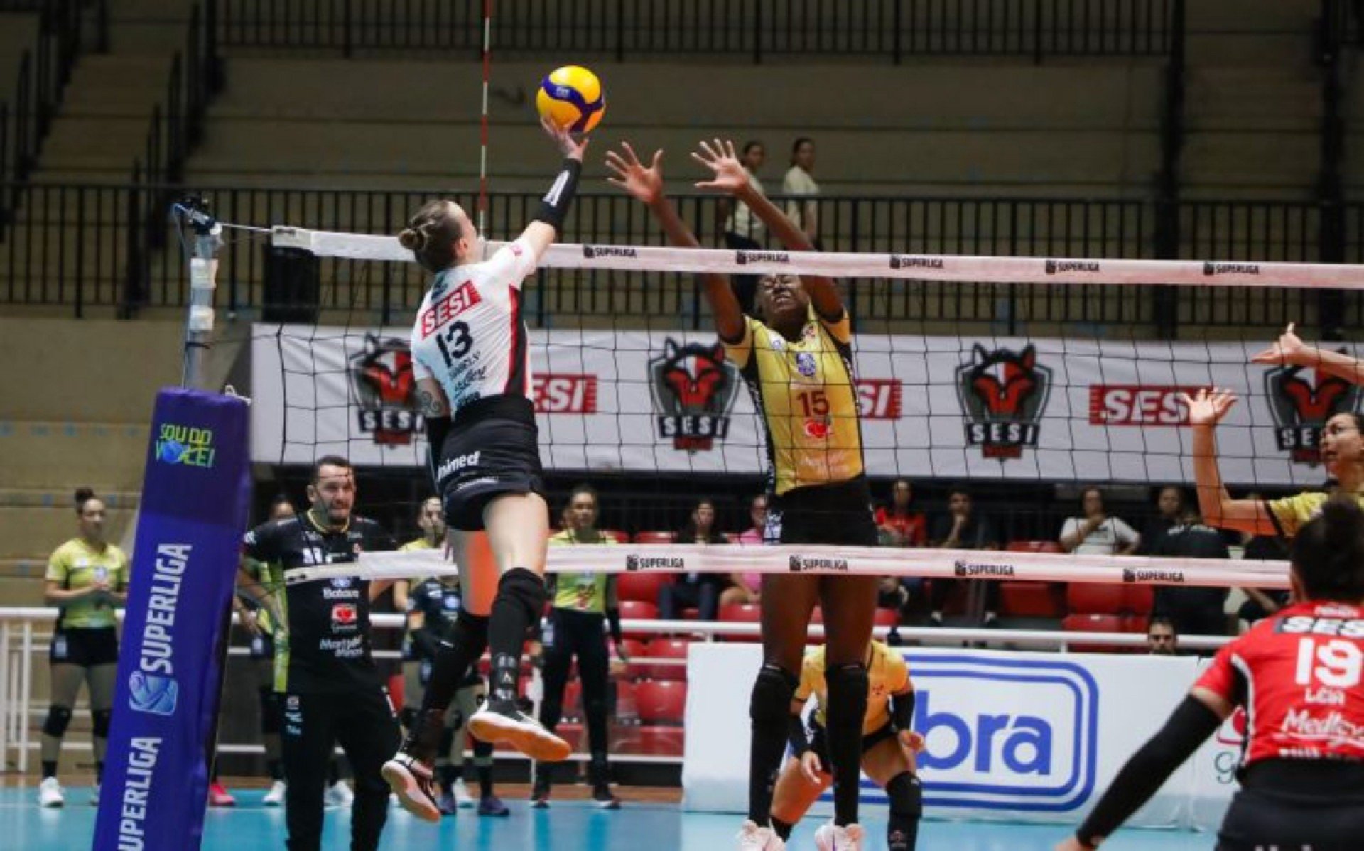 Atacante do Bauru em jogo pela Superliga Feminina Felipe Wiira/Sesi-SP