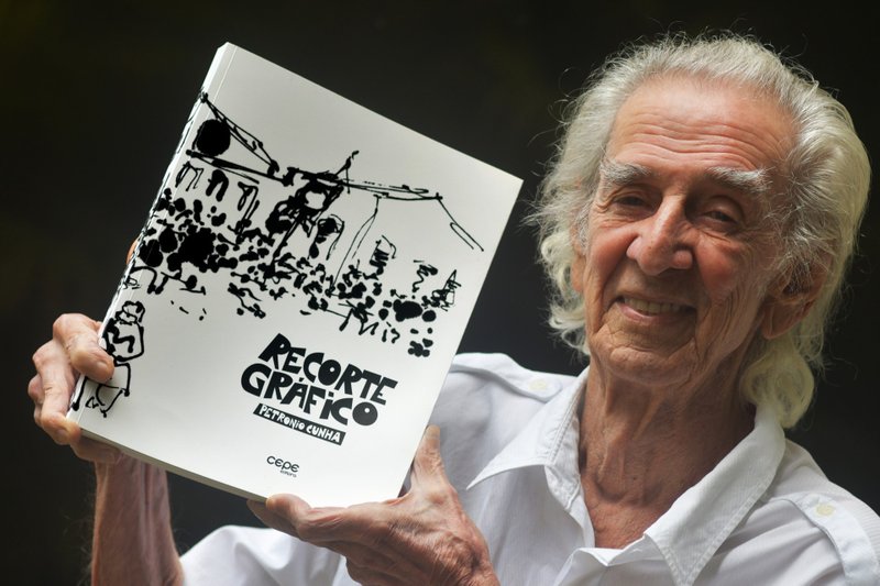 Petronio Cunha com o livro 'Recorte gráfico', da Cepe Editora