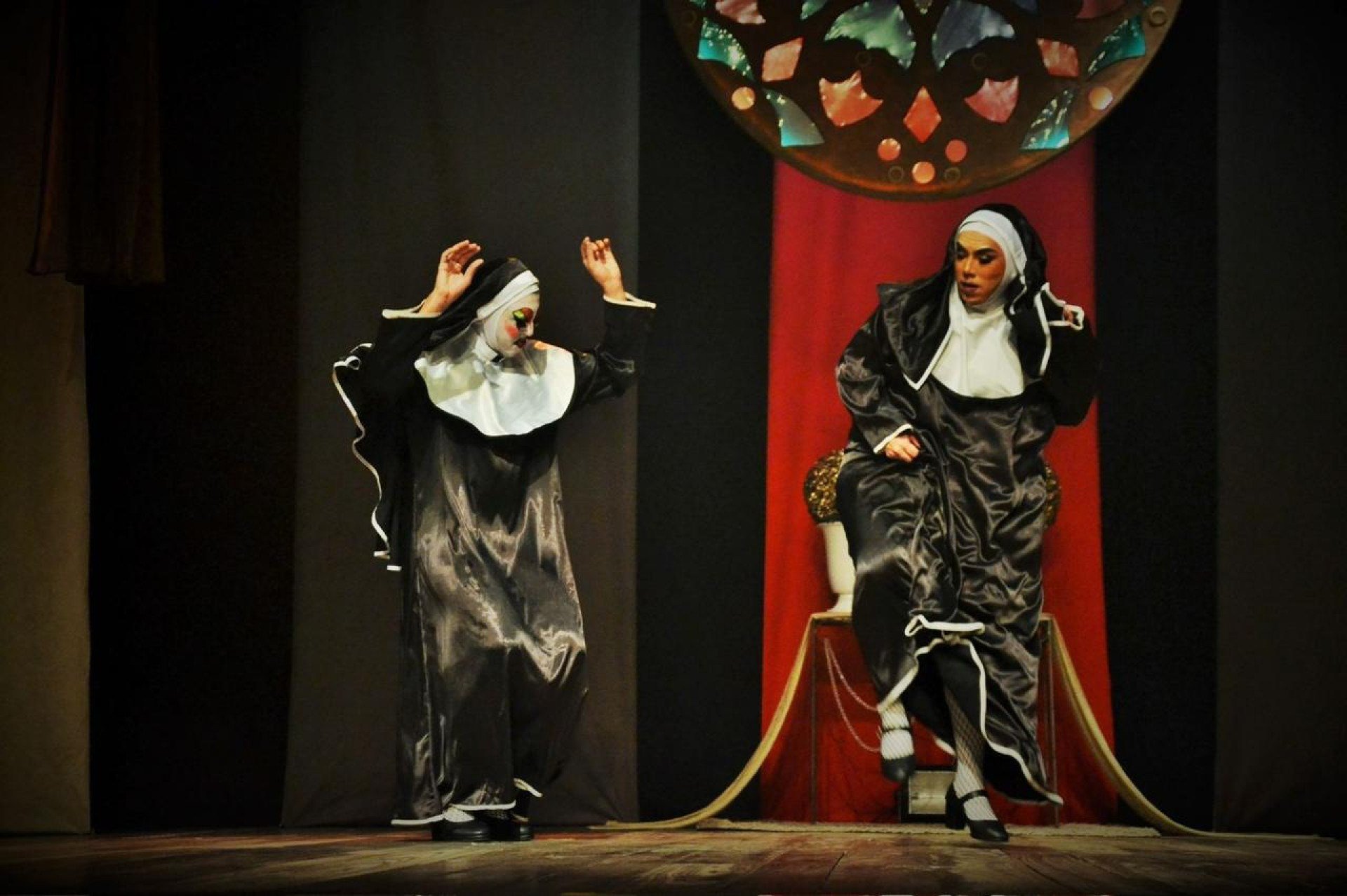 Comédia "As Freirigas" volta aos palcos com humor ácido e sátira aos reality shows