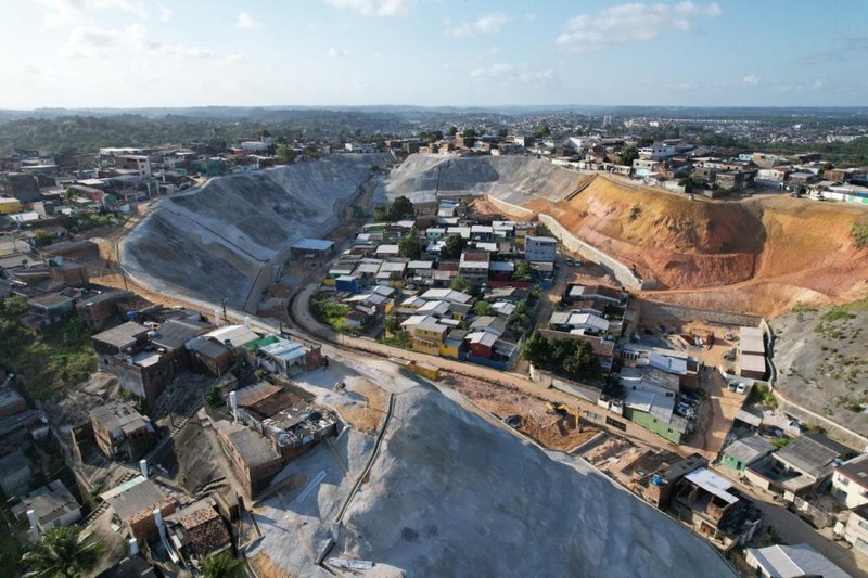 Em julho de 2024, o Governo do Estado iniciou aquela que é considerada a maior obra de contenção de encostas do Brasil