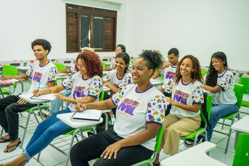 Imagem de sala de aula com estudantes do Enem Nota Mil