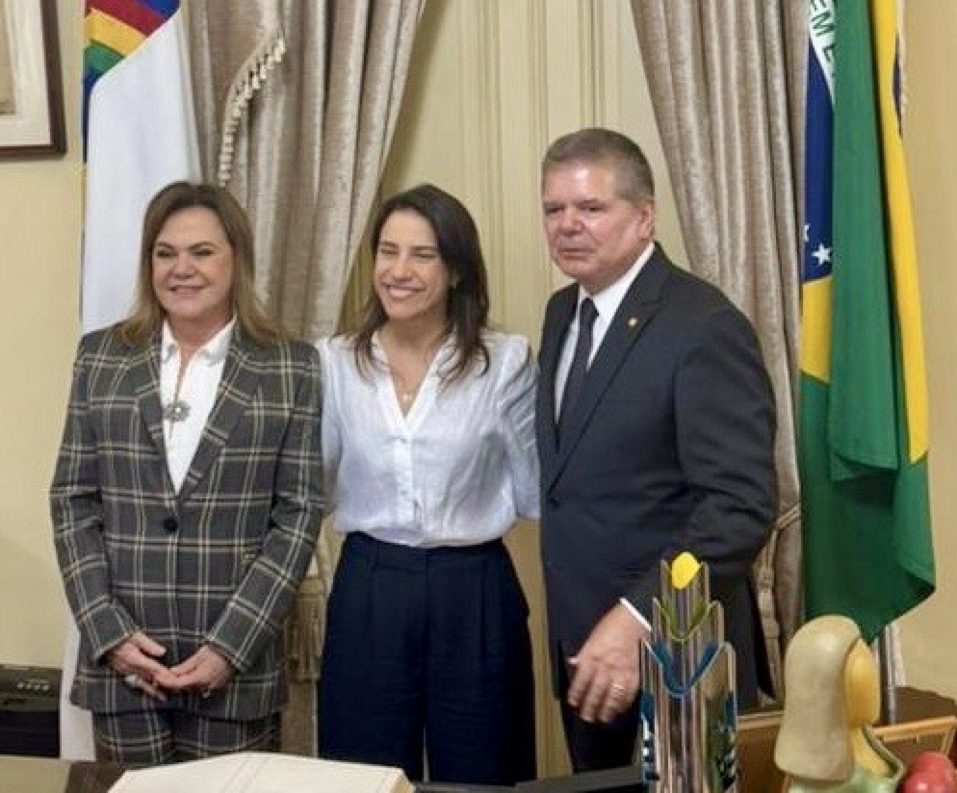 Ao lado de Sandra, o desembargador Ricardo Paes Barreto transfere para Raquel Lyra o comando do governo do estado Arquivo Pessoal