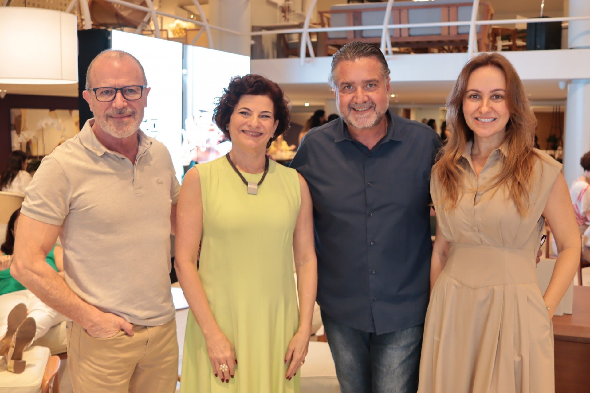 O designer Aristeu Pires, com Dóris David de Souza, Humberto e Analice Zirpoli, em almoço com arquitetos   GleysonRamosFotografia