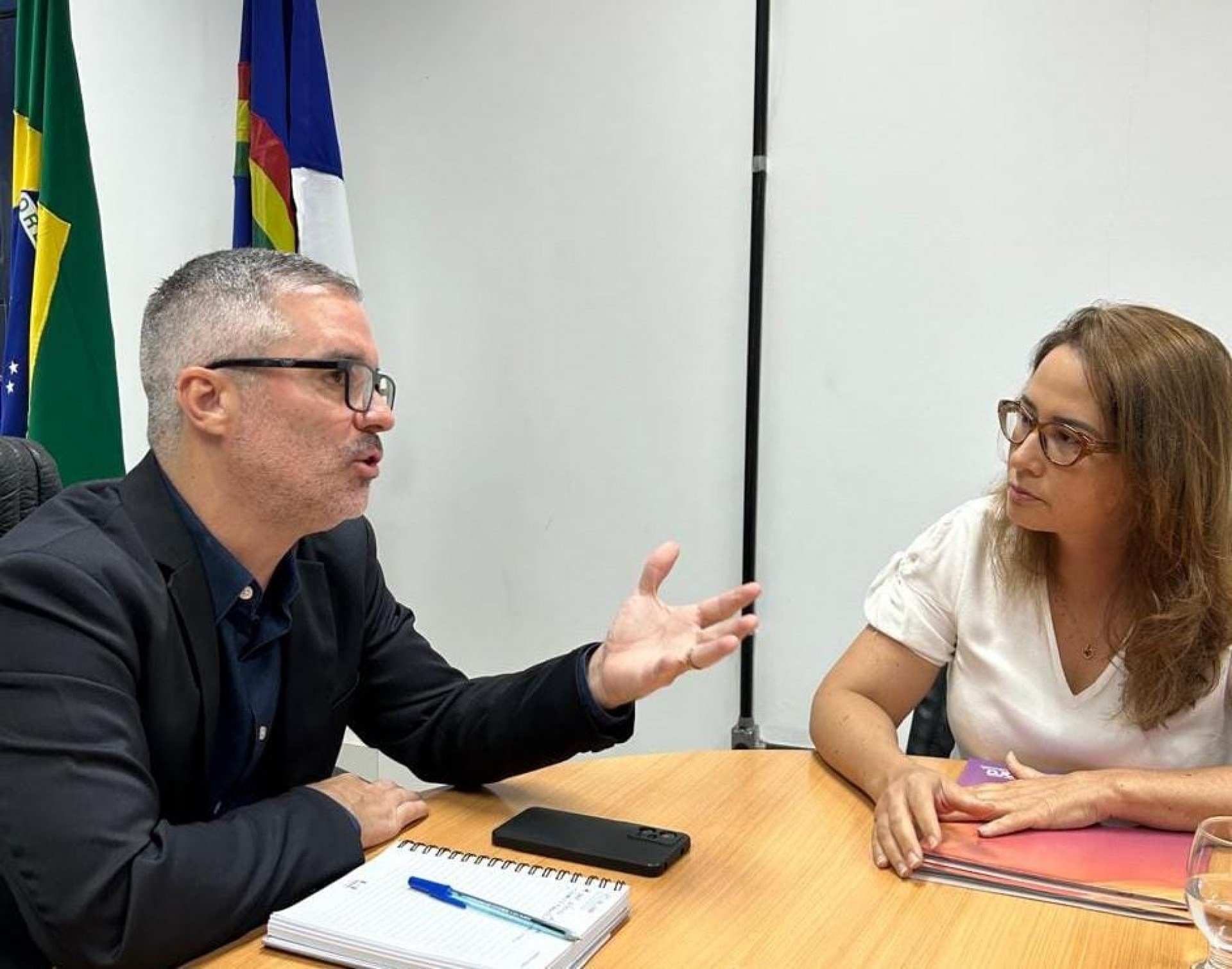Encontro do secretário de Educação, Gilson Monteiro Filho, e a deputada Débora Almeida   Nilton Lemos/Divulgação