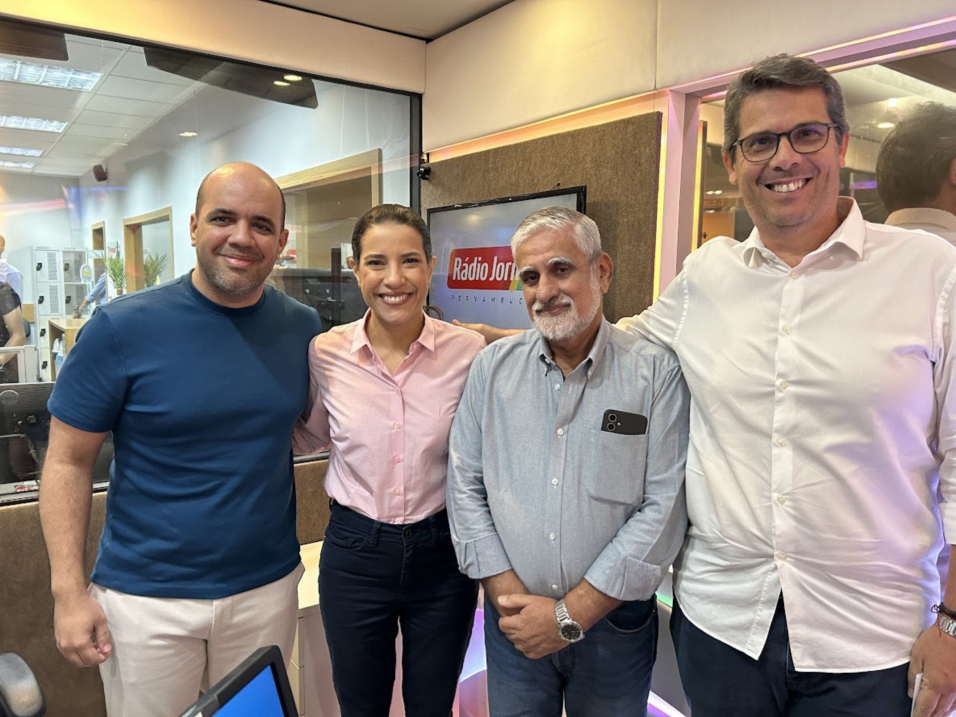 Raquel Lyra, ontem, no estúdio da Rádio Jornal, com Igor Maciel, Fernando Castilho e Maurício Garcia   JAMS/JC Imagem