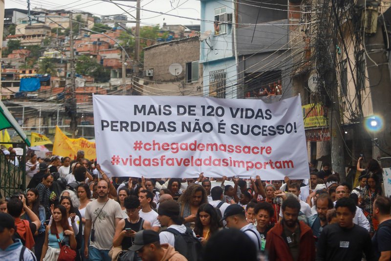 Manifestação dos moradores do complexo da Penha,  no campo da ordem na vila Cruzeiro