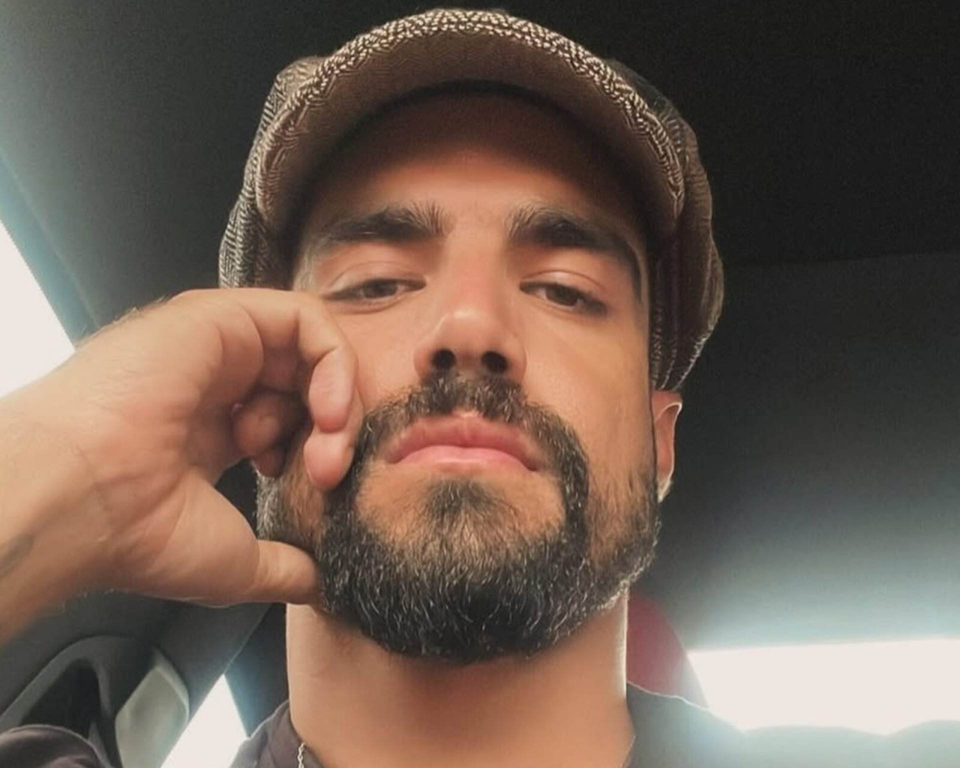 Caio Castro sofre acidente de carro e equipe atualiza estado: ‘Impacto no ombro’