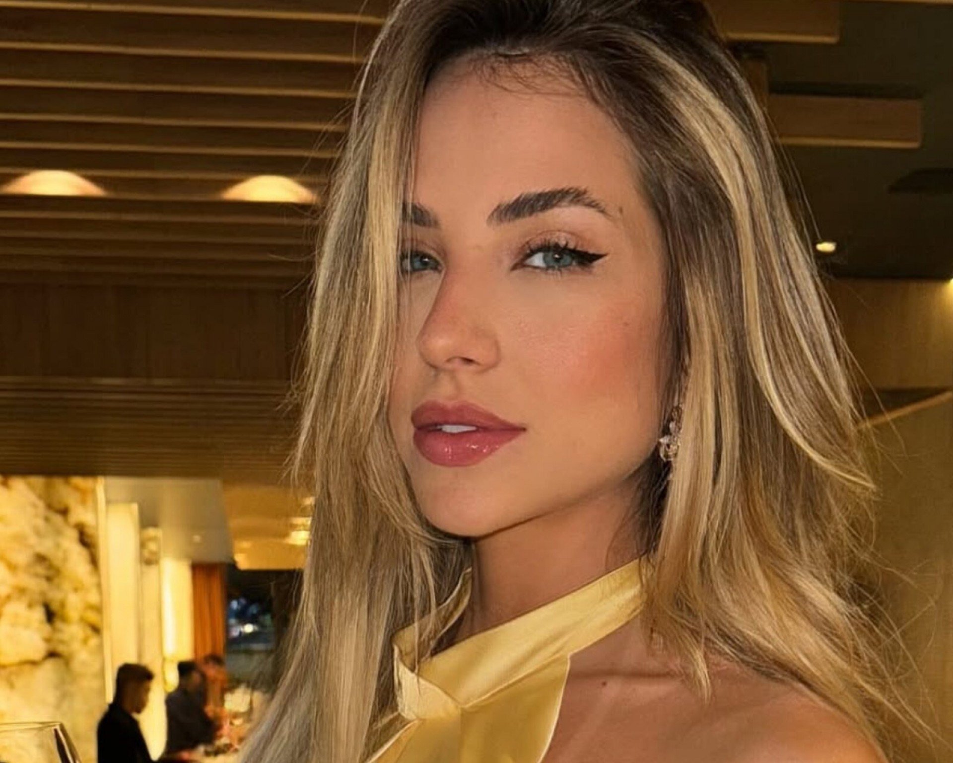 Gabi Martins dispensa sutiã e exibe marquinha saliente