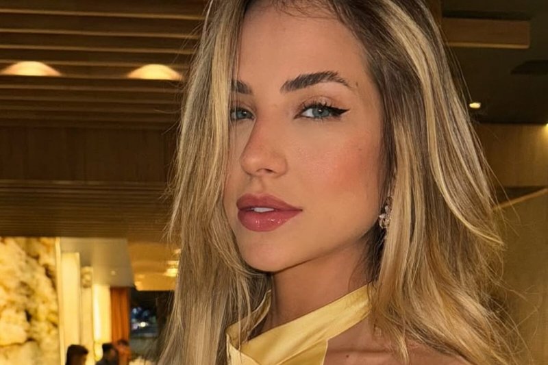 Gabi Martins dispensa sutiã e exibe marquinha saliente