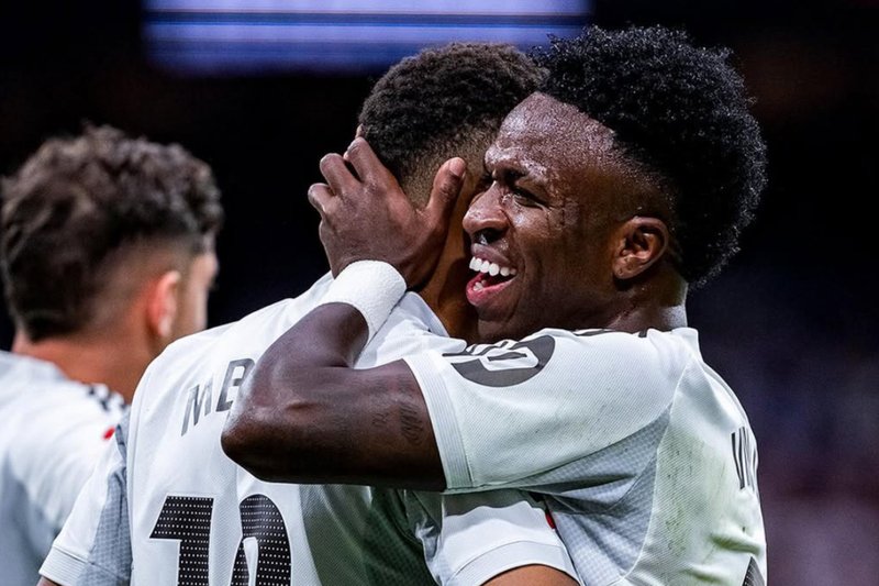 Vinicius Júnior abraça Mbappé em jogo do Real Madrid