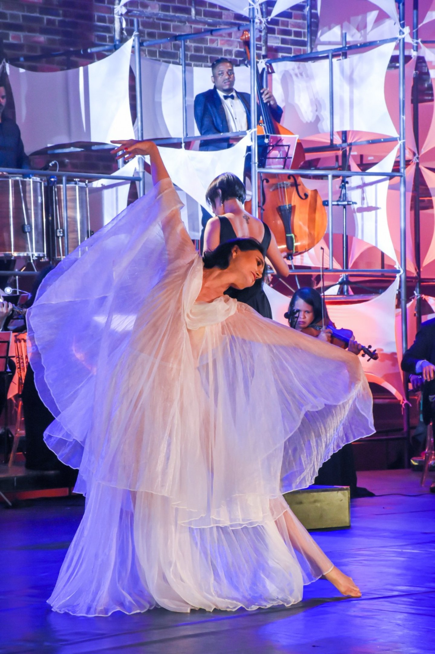 A bailarina e diretora geral do concerto, Cecilia Brennand traz a delicadeza e expressão dos gestos, ampliando o sentido poético do Concerto de Natal 2025. Crédito: Fernando Azevedo. Divulgação