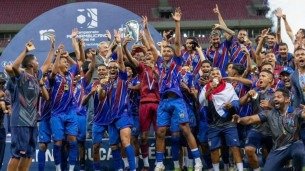 Elenco e comissão técnica do Vitória em comemoração do título da Série A1 do Pernambucano