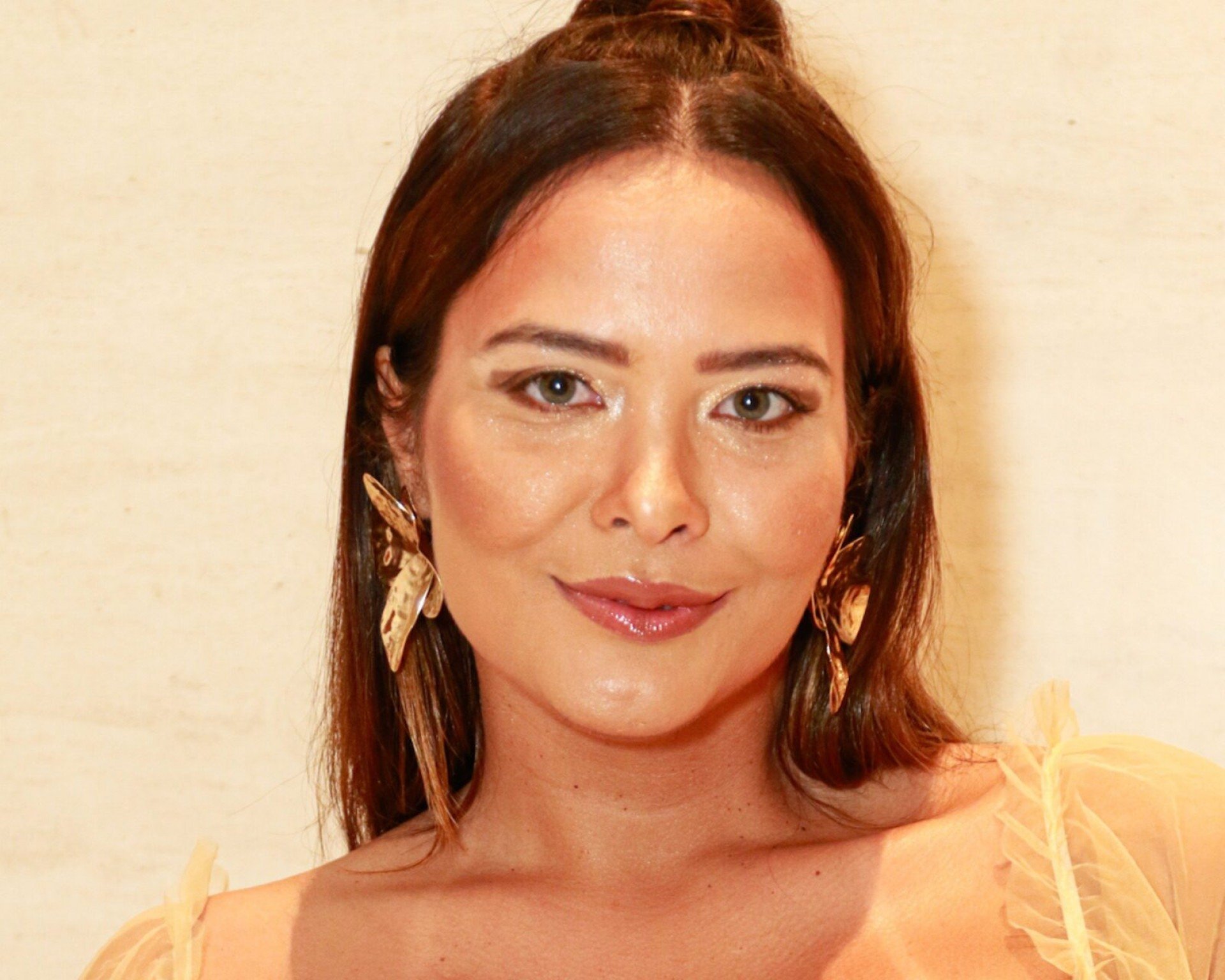 Geisy Arruda encarna vampira sexy e posa de lingerie vermelha