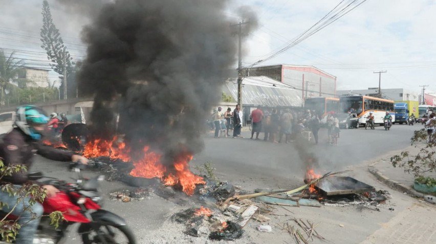 Protesto fecha a Ponte do Janga nas primeiras horas desta segunda-feira (2)