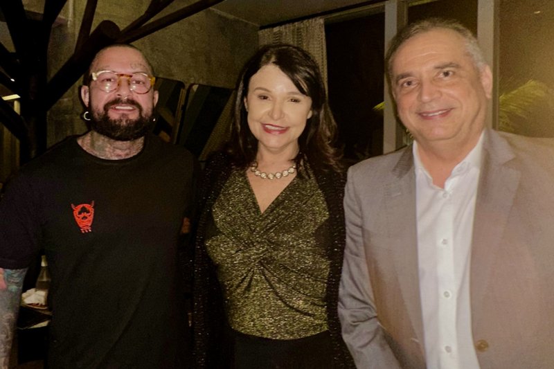 O chef Vinicius Kikuti recebe Décio Padilha e Andréa Nunes no "Ohra Sushi"