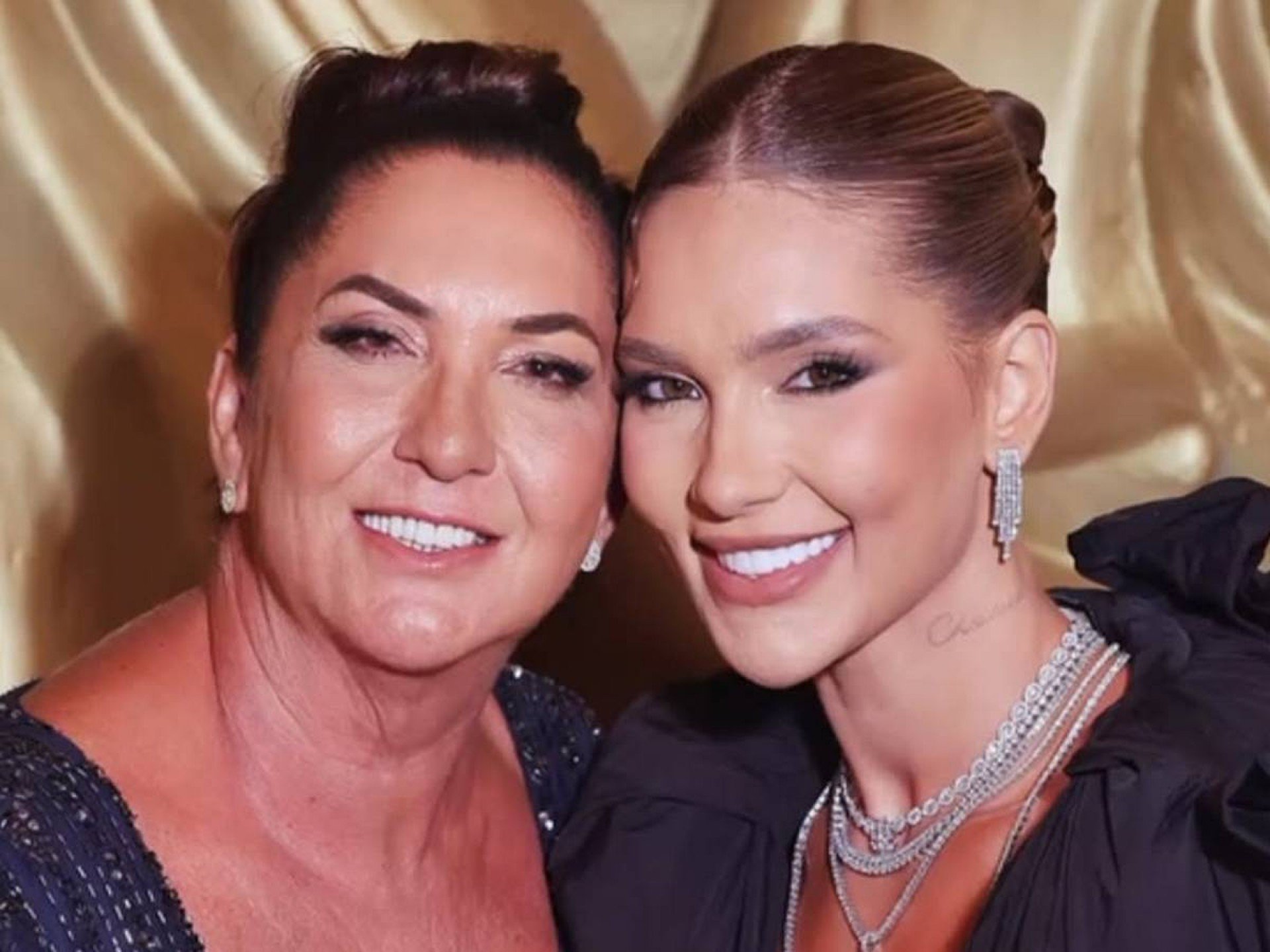 Mãe de Virginia Fonseca sai em defesa da filha após críticas sobre namoro com Vini Jr.