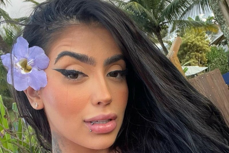 De fio-dental, MC Mirella dá empinadinha e exibe bumbum tatuado