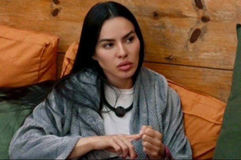 Em A Fazenda 17, Tamires Assis se descuida e protagoniza flagra íntimo