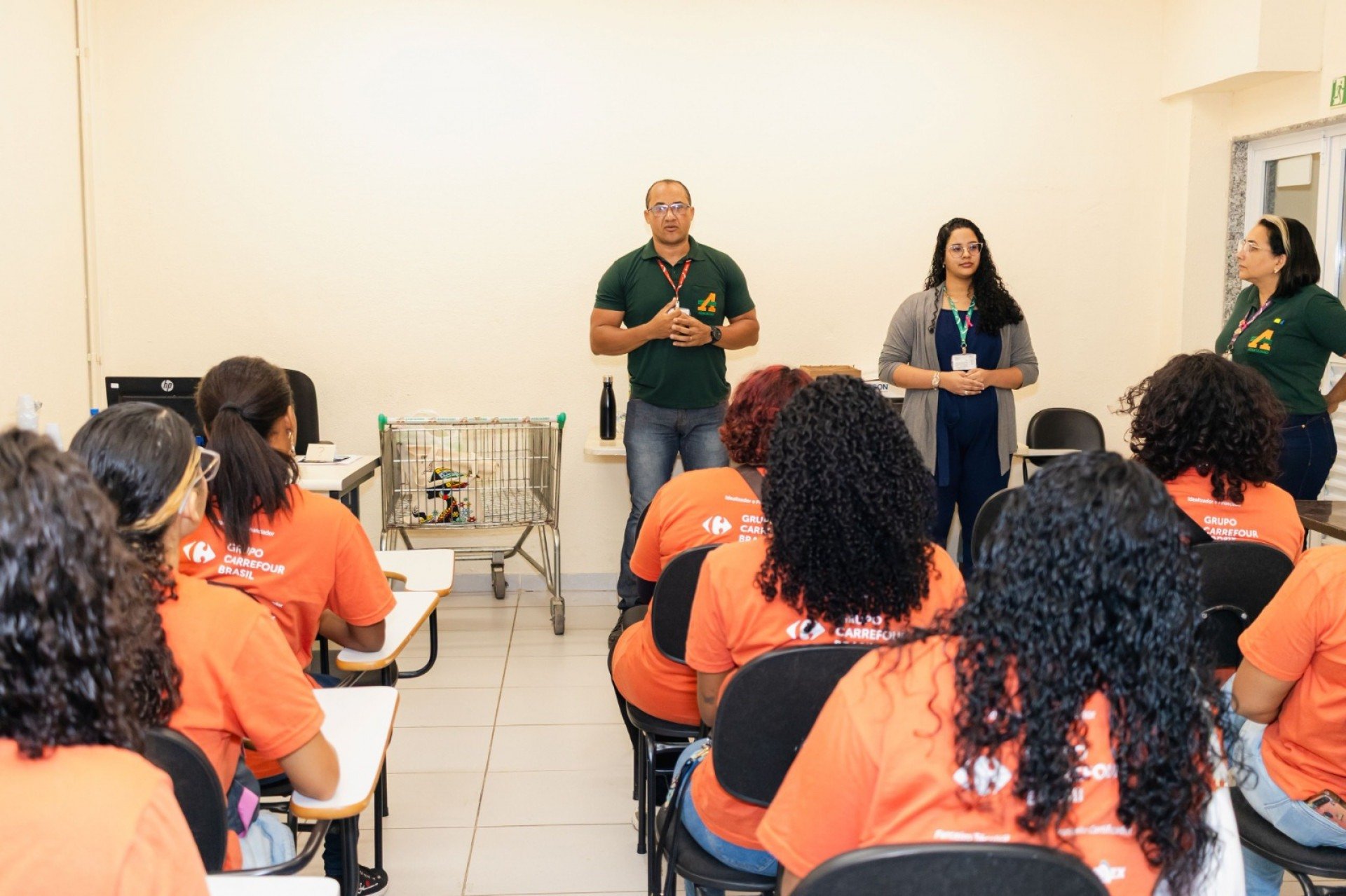 Curso gratuito prepara jovens e pessoas acima de 50 anos para o mercado varejista em Pernambuco