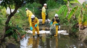Imagem de equipes da CPRH atuando no caso de contaminação por combustível de aviação no Córrego da Malária, no Ipsep