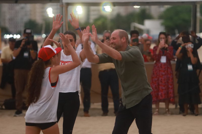  O príncipe William, primeiro na linha de sucessão ao trono britânico, joga vôlei de praia durante visita à Praia de Copacabana, na zona sul do Rio de Janeiro