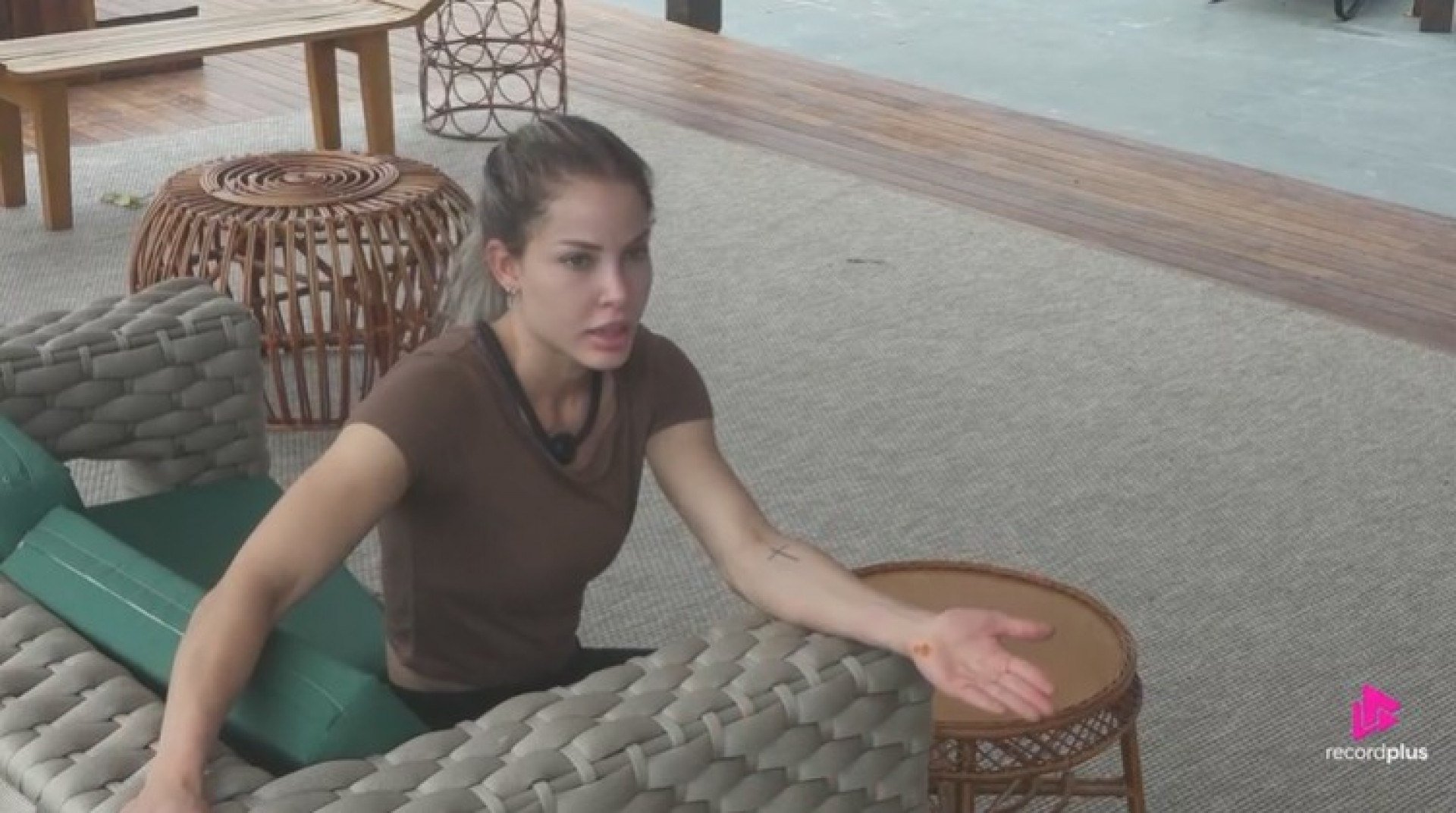 'Quem joga com todo mundo não joga com ninguém', dispara Saory sobre Shia em A Fazenda 17