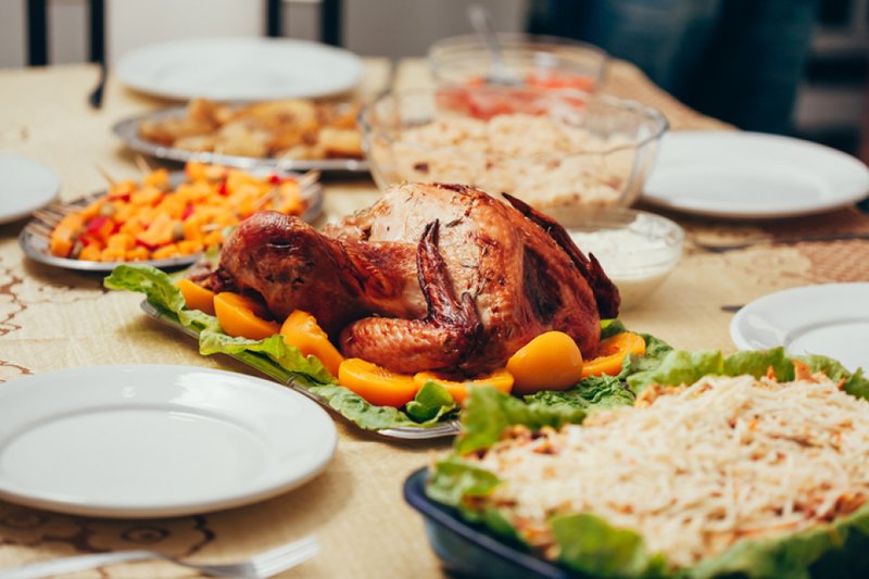 Mesa com comidas natalinas
