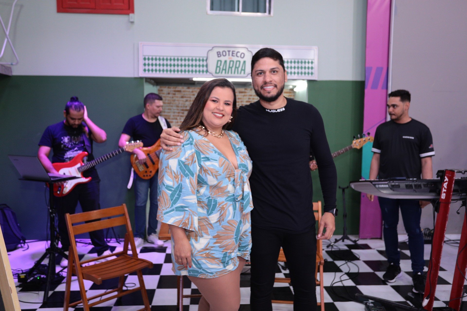 Rogério Som e Marta Santana agitam o 'sextou' do Boteco do Barra 