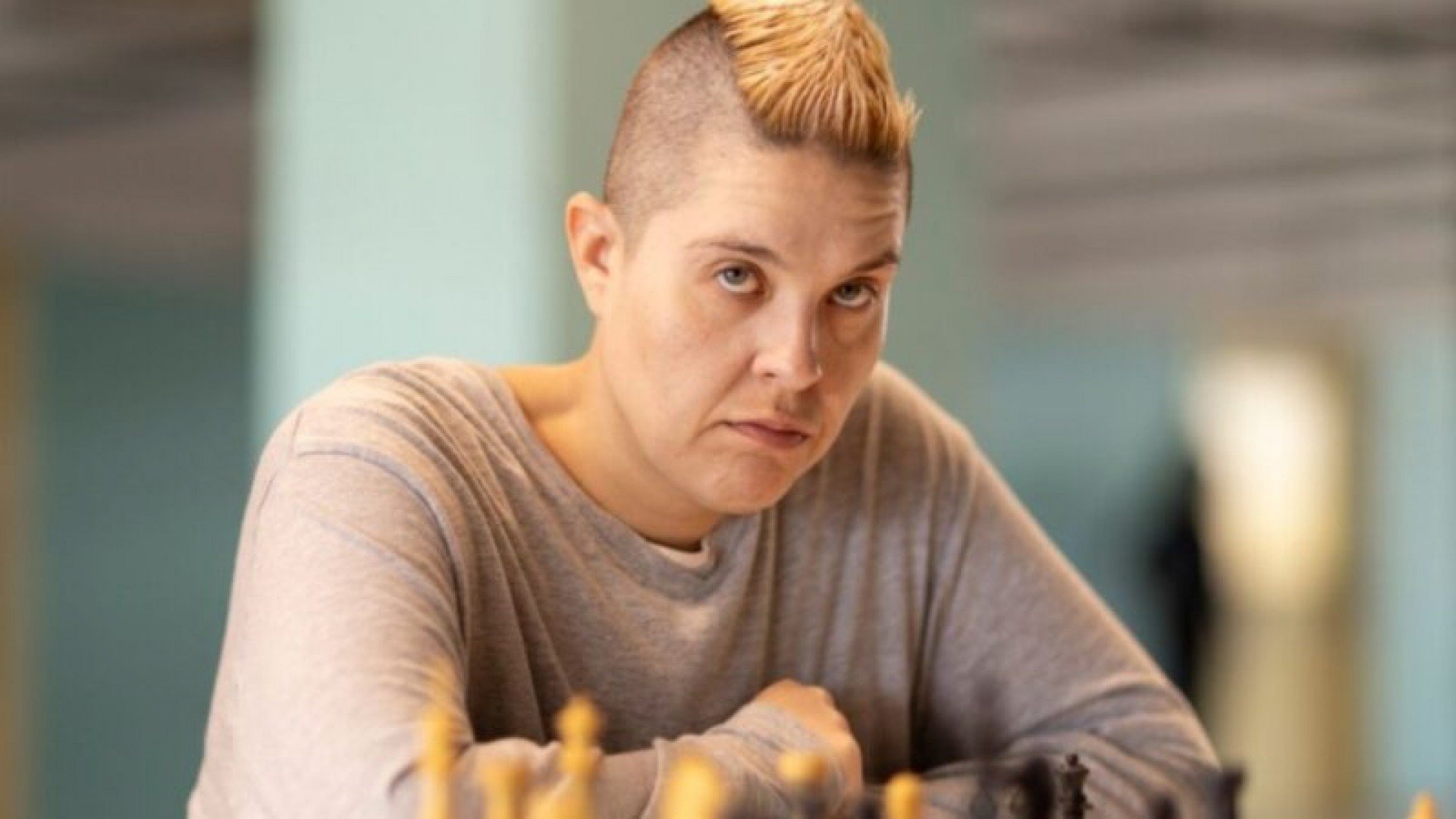 Atriz que vive Sandrão em Tremembé surge irreconhecível fora da série