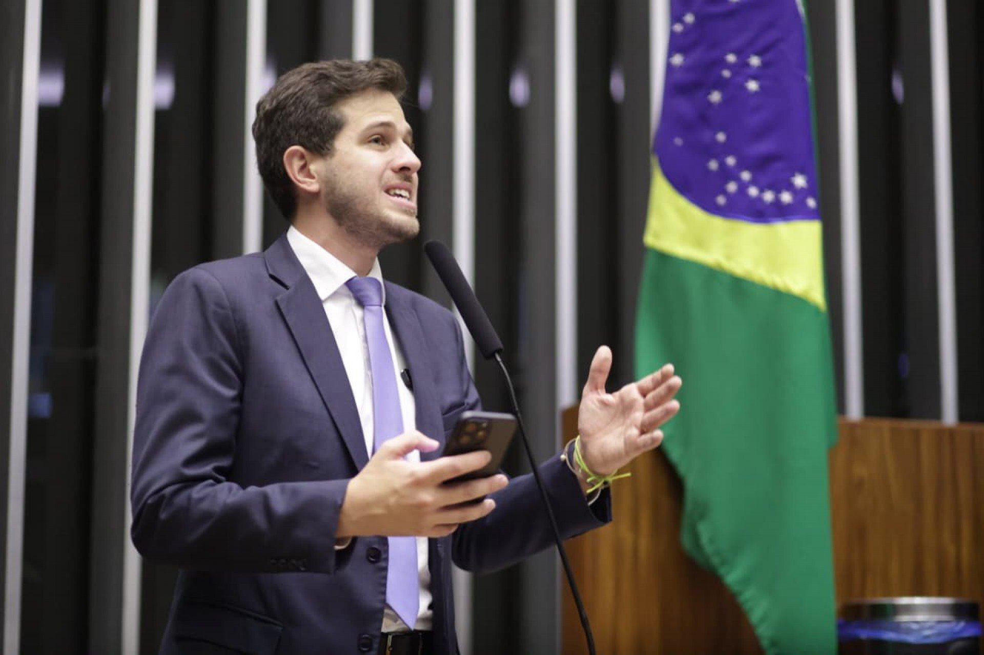 Câmara aprova projeto que amplia licença-paternidade para até 20 dias e cria salário-paternidade