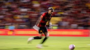 Imagem do atacante Derik Lacerda, do Sport, em ação pelo Campeonato Brasileiro da Série A