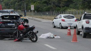 Motoqueiro de aplicativo morre e passageira fica ferida em colis&atilde;o na BR-232, no Recife. No Complexo de Salgadinho, condutor e passageira ficaram feridos ap&oacute;s colis&atilde;o com BRT,entre a capital e Olinda


