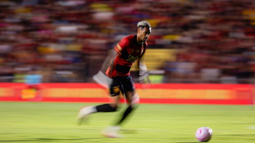 Imagem do atacante Derik Lacerda, do Sport, em ação pelo Campeonato Brasileiro da Série A