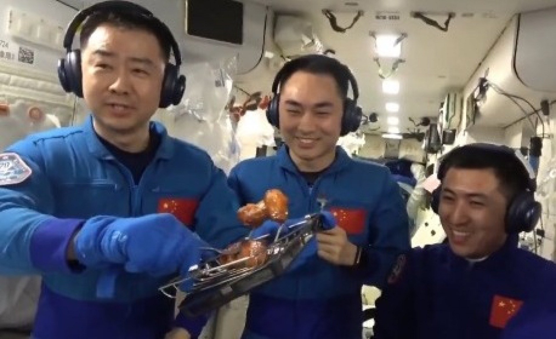 Astronautas chineses fazem primeiro churrasco no espaço e gravam vídeo