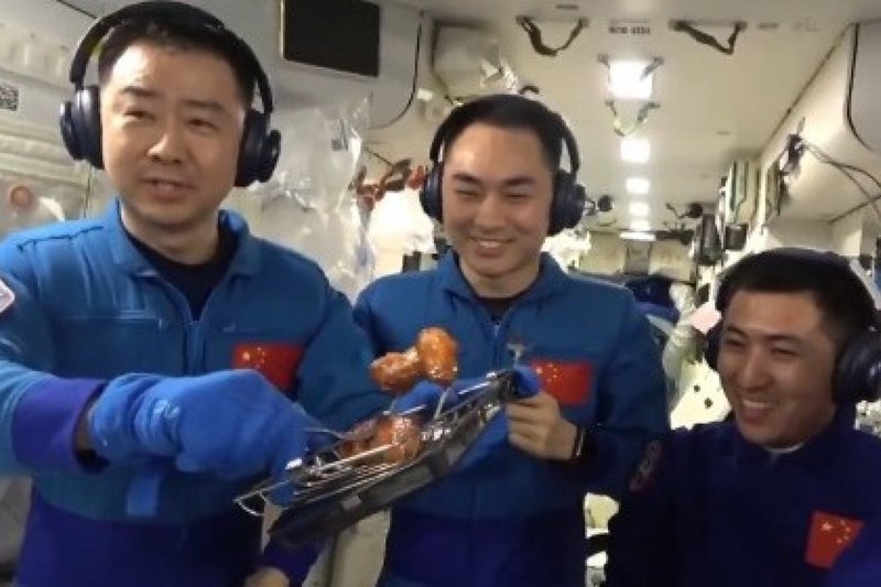 Astronautas chineses fazem primeiro churrasco no espaço e gravam vídeo