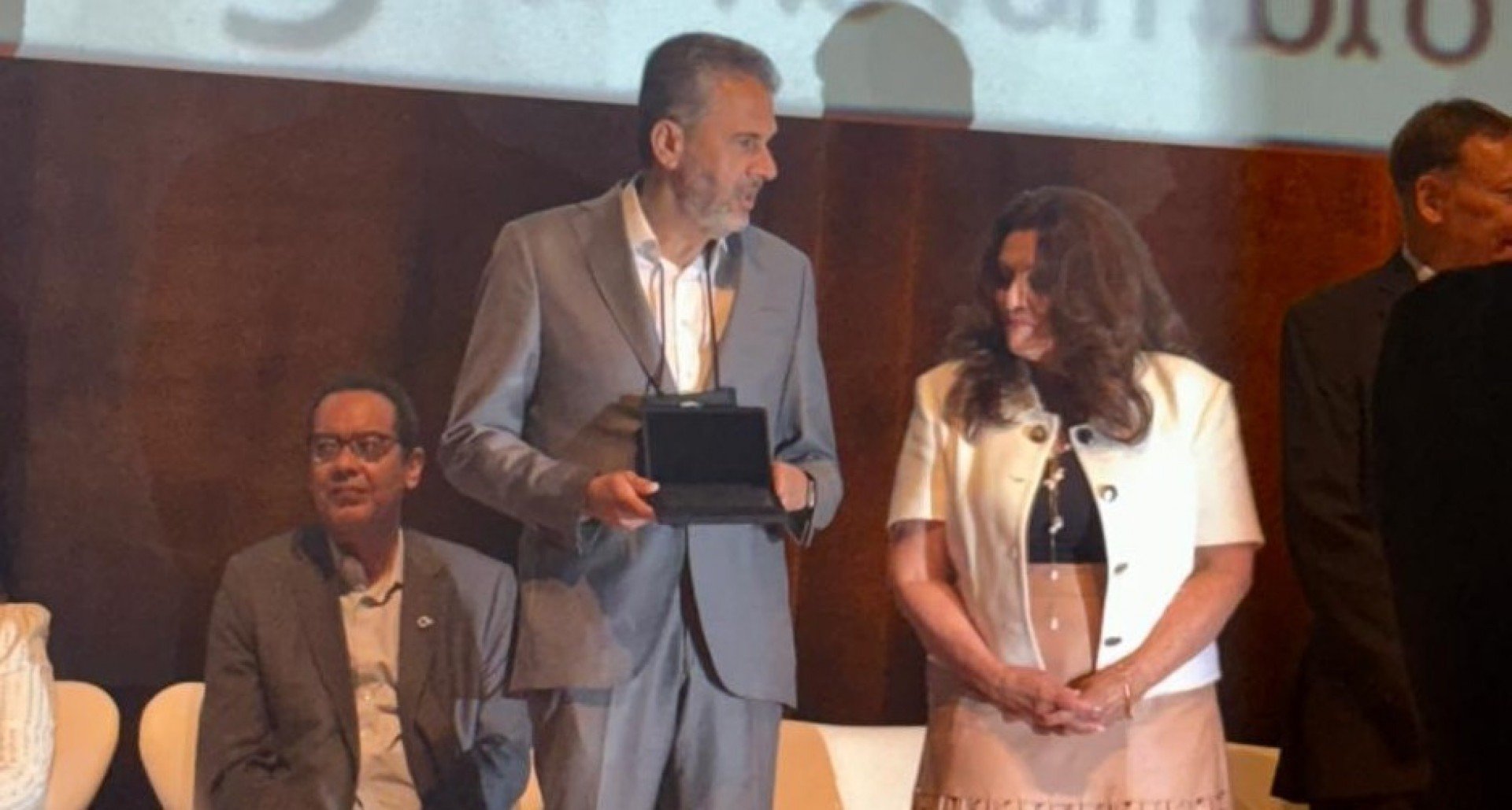 O olhar que ligou os pontos é homenageado: Carlos Brito, o primeiro a alertar sobre zika e microcefalia, recebe reconhecimento merecido