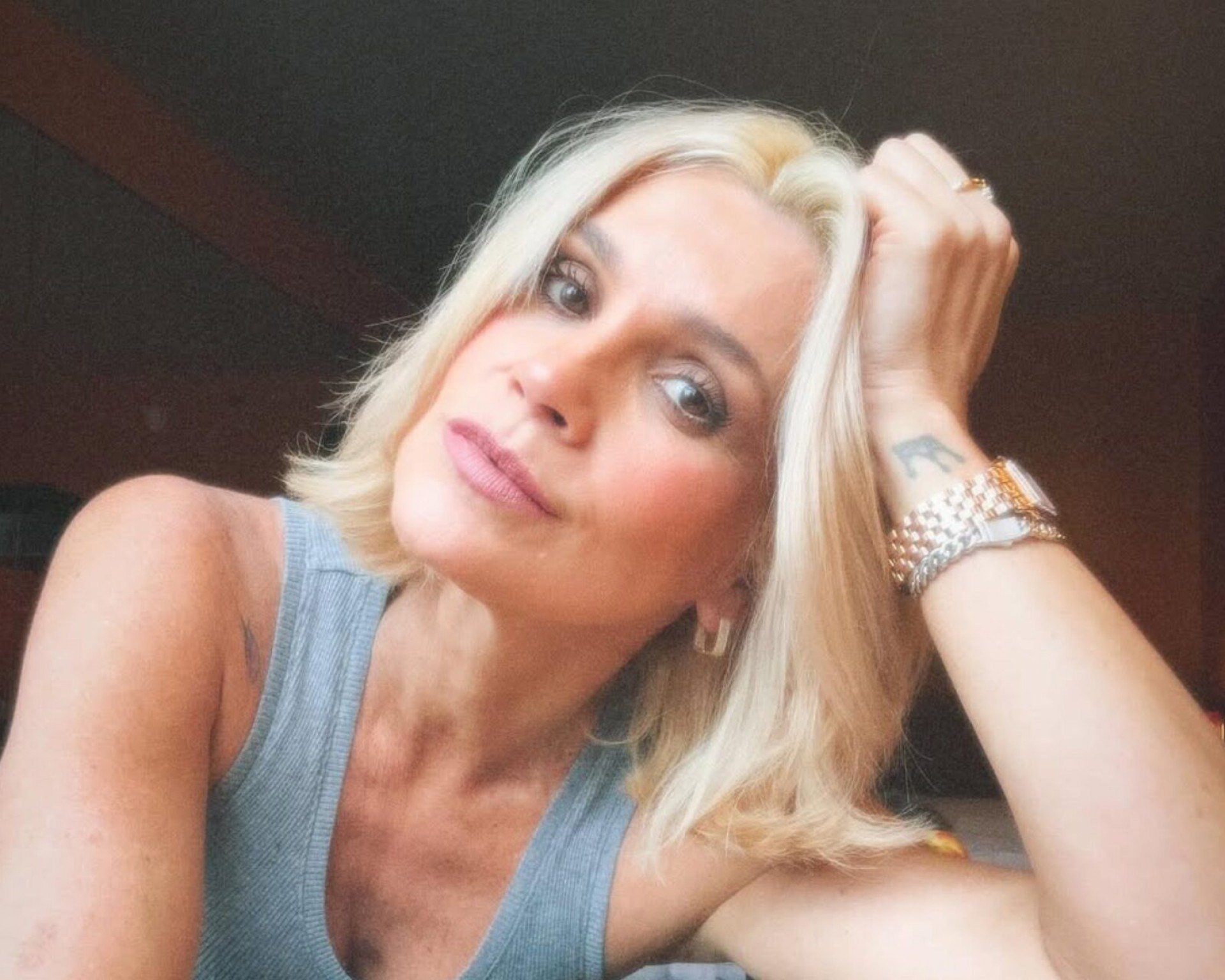 Flávia Alessandra surge de biquíni e corpão impressiona