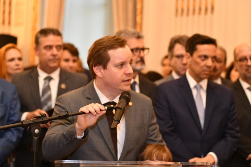 Desembargador Carlos Gil Filho durante seu discurso de posse
